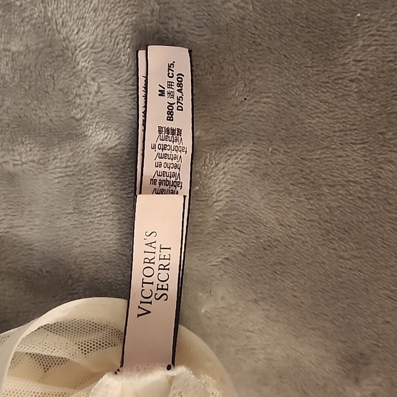 Women's cream medium Victoria secret Bralette/ bra/ top/ intimates - Picture 3 of 3